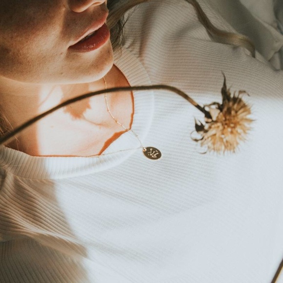 Aquarius Minimalist Star Zodiac Charm Necklace - Picture 4 of 13